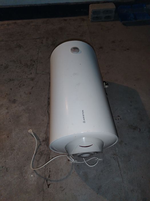 Продаётся водонагреватель фирмы аристон