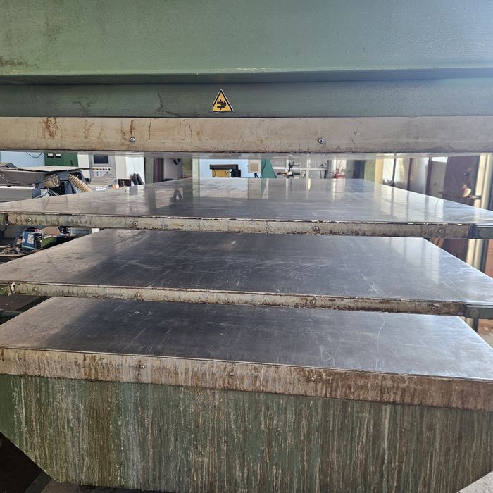 Топла преса за врати и фурнир с размери 2500мм. х 1300мм.