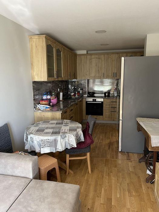 Дава се под наем Тристаен апартамент в Варна, Цветен квартал - 82 кв.м за 613 € - Снимка #1