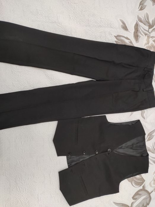 Продам брюки и жилетку 6-7 лет