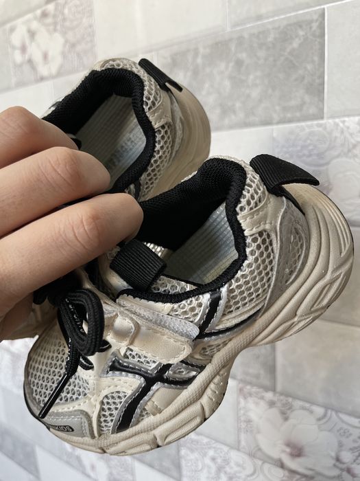 Продам кроссовки детские на весну