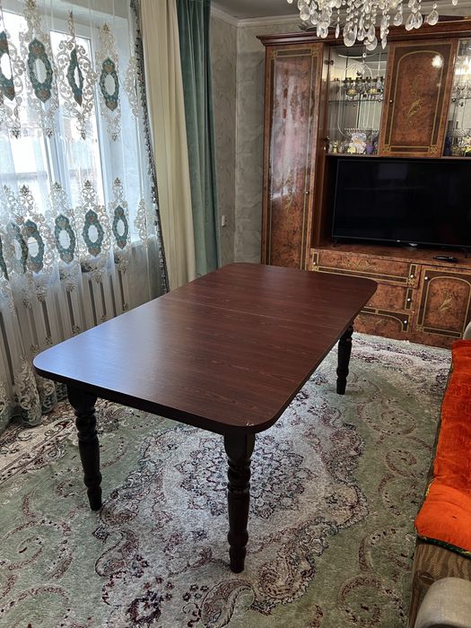 Стол для зала или гостинной