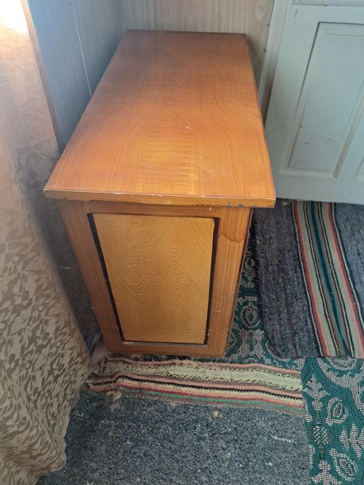 Старо дървено долапче