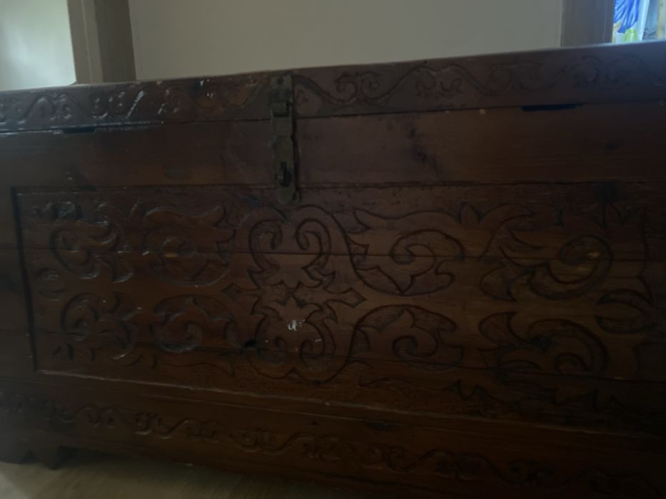 Сандык деревянный с резьбой