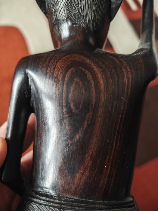 Statuetă africană sculptată manual din lemn de abanos – 35 cm