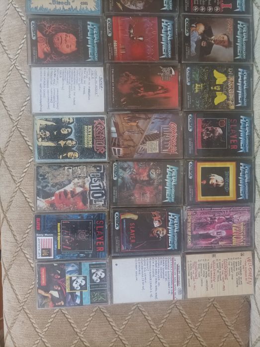 Vând colectie casete rock metal hammer