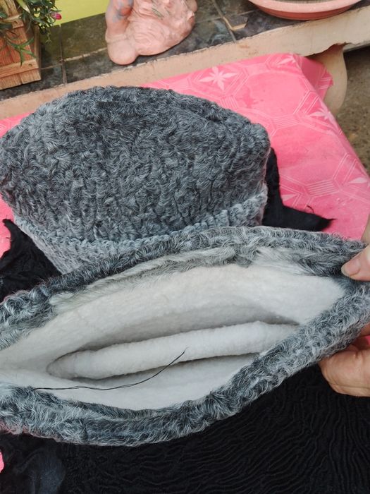 Caciuli din piei de Botoșani la 1200 lei bucata