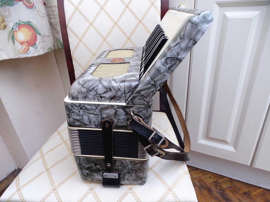 Запазен стар акордеон Велтмайстер 12 баса