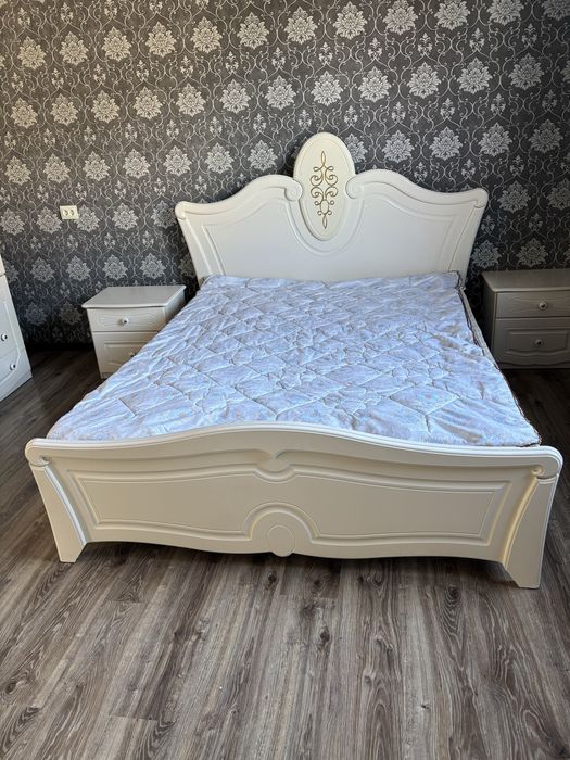 Продам спальную гарнитуру без матраса и парту