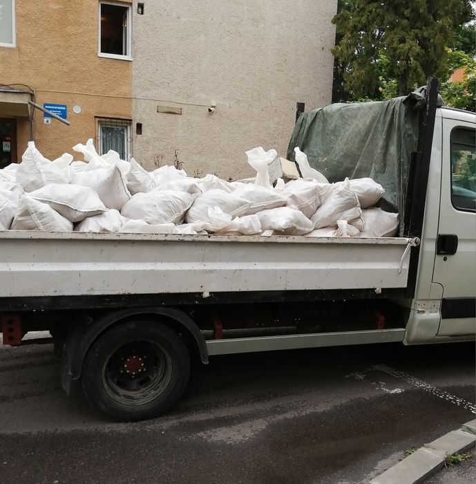 Transport moloz vărsat sau în saci
