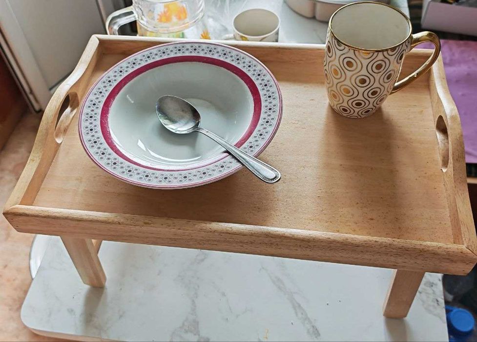 Деревянный столик для завтрака