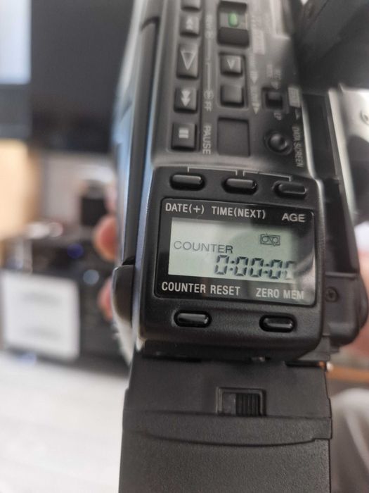 Ретро видеокамера Sony Handycam CCD-F550E Vidro 8-нов пълен комплект-батерия+зарядно