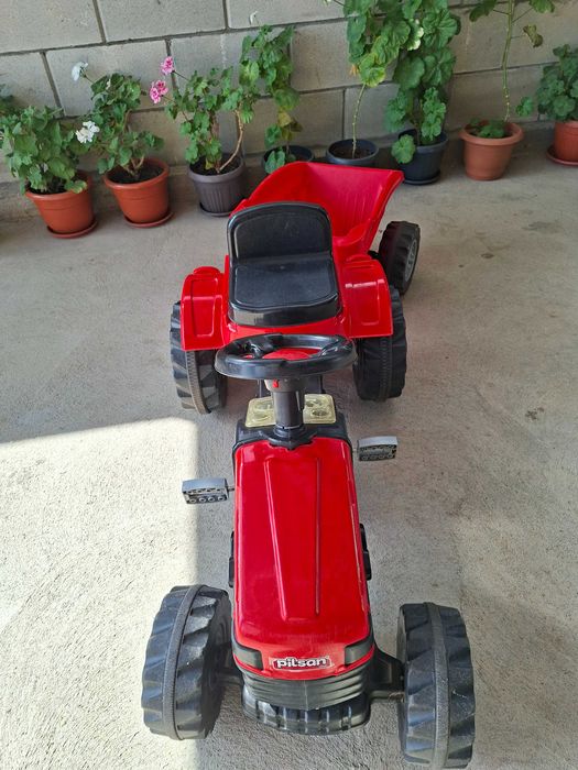 Трактор с ремарке и педали