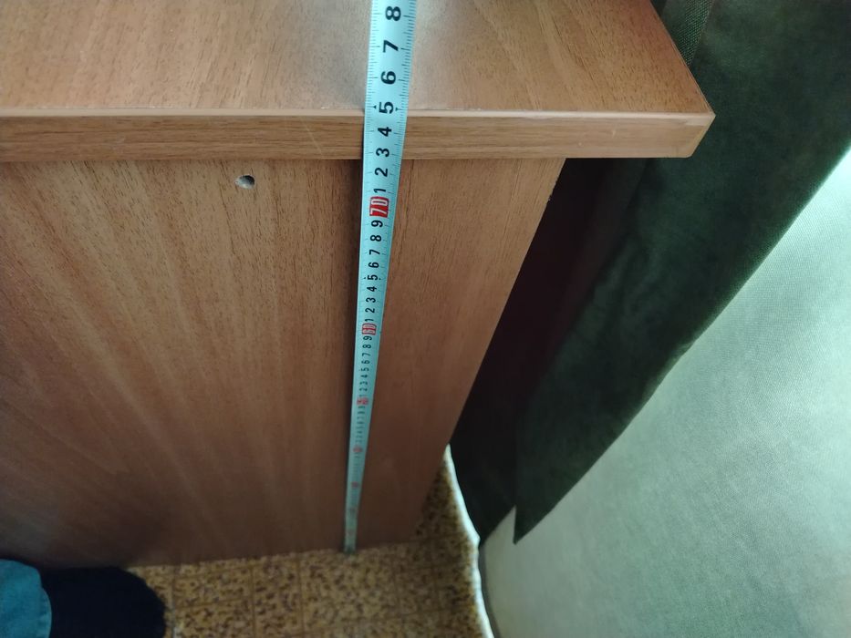 Офисное кресло и стол