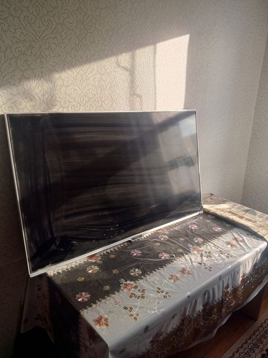 Телевизор TCL большой
