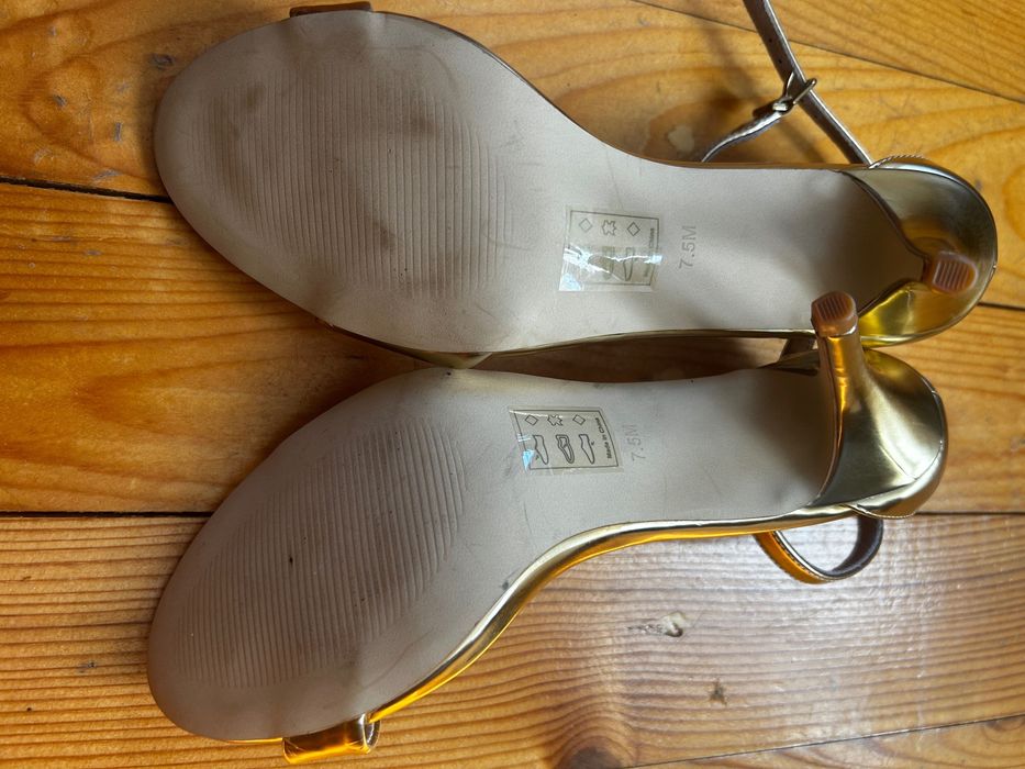 Чисто нови чехли и мокасини по 25лв.