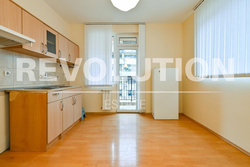 Дава се под наем Тристаен апартамент в София, Младост 1 - 106 кв.м за 766 € - Снимка #1