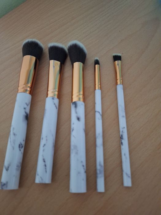 Четки за грим различни видове , комплекти на достъпни цени