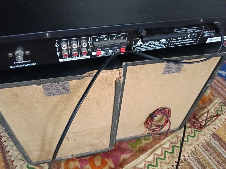 Vând stație cu boxe. Și o boxa portabila.