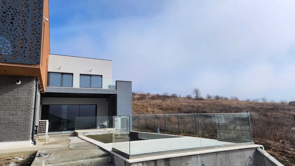 Sticlă securizată, cabine de duș, balustrade din sticlă pentru terase și scări, oglinzi, terenuri sport ( padel ,padbol ) - producție și instalare