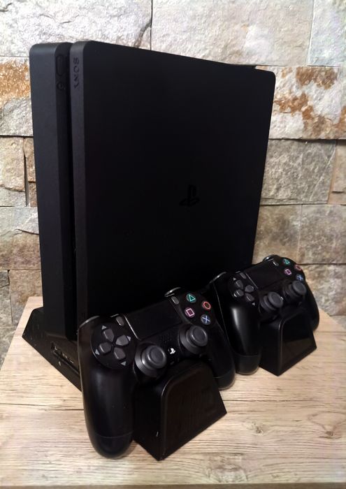 PlayStation 4/Ps 4 Slim 1 TB HDD cu +30 jocuri instalate + 2 Controlere Wireles + 1 Joc pe CD cadou