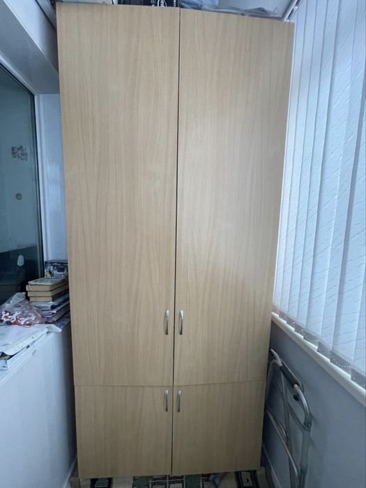 Деревянный шкаф для дома