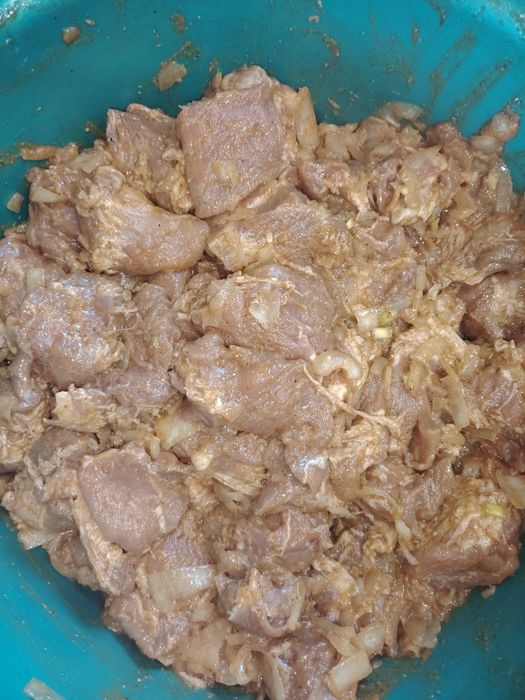 Маринованный шашлык из свиной шеи . Купаты из мяса свинины .