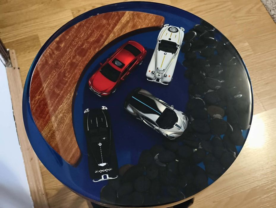 Masă decorativă din rășină epoxidică – model unicat cu mașini încorporate