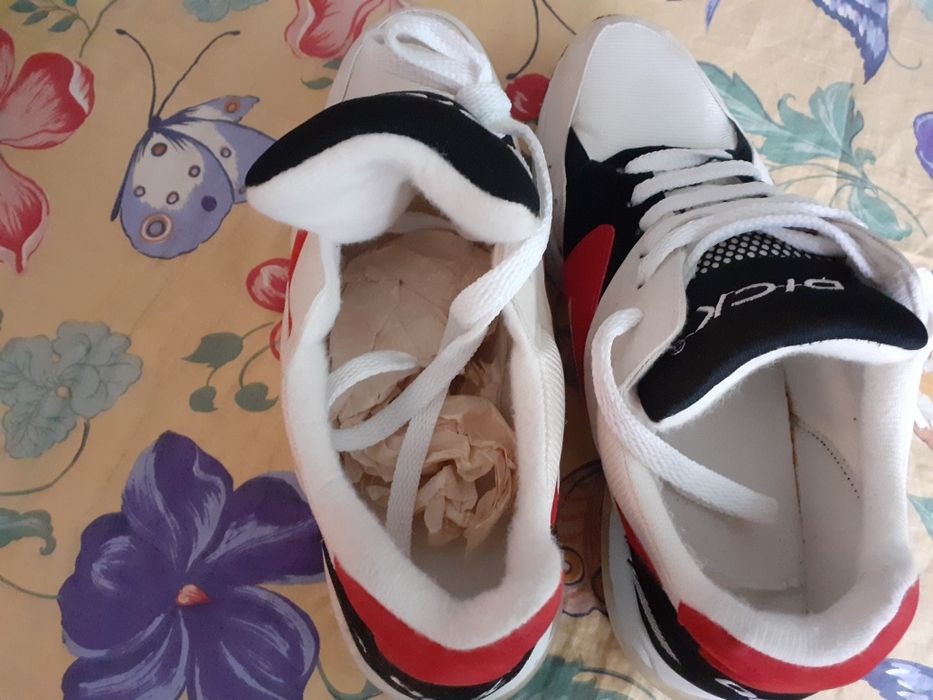 Нови спортни обувки