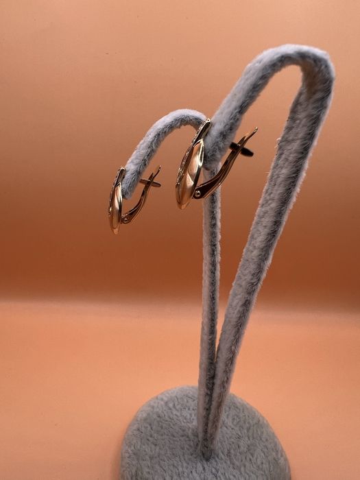 Продам золотые серьги.