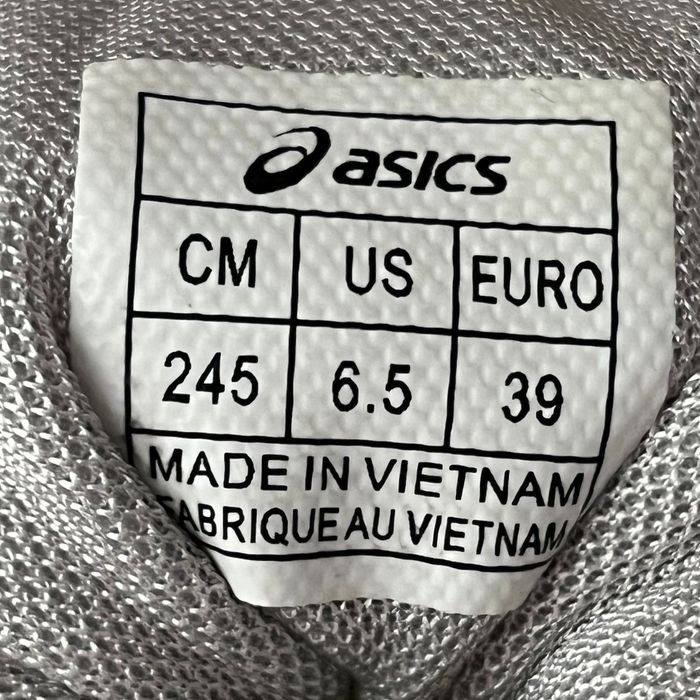 Продам  волейбольные кроссовки.