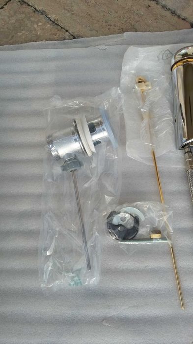 Baterie bideu stativa Mythos, finisaj inox/auriu, noua