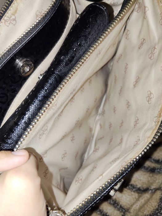 Оригинална чанта на Guess