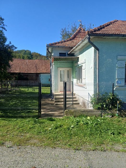Casa de vanzare la tara