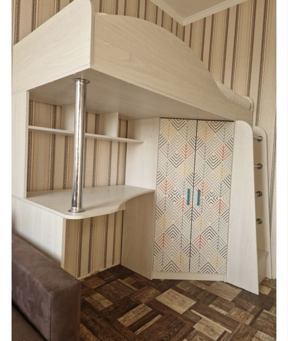 Кровать чердак , шкаф и стол