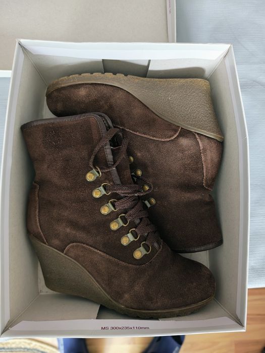 Ghete mărimea 37. Preț.50 lei.