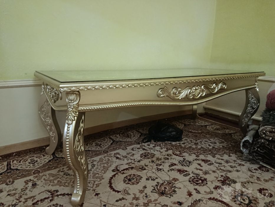 Divan stol yaxshi xolatta