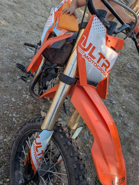 Vând cross 125 cc ultra ca nou îl vând că a început școala