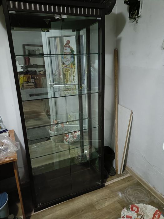 Продам красивый стеклянный шкаф