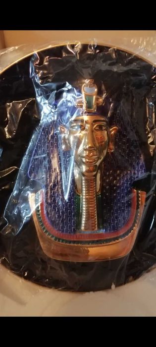 farfurie 3D cu Faraonul Akhenaten tatal lui Tutankhamon pictata cu aur