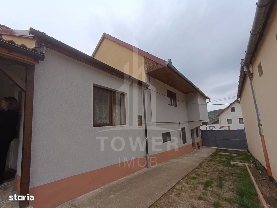 Casă de vânzare în satul Roșia cu vedere panoramică spre Munții Făgăra