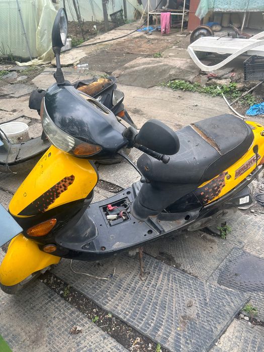 Vând 2 scutere, 500 lei fix, ambele
