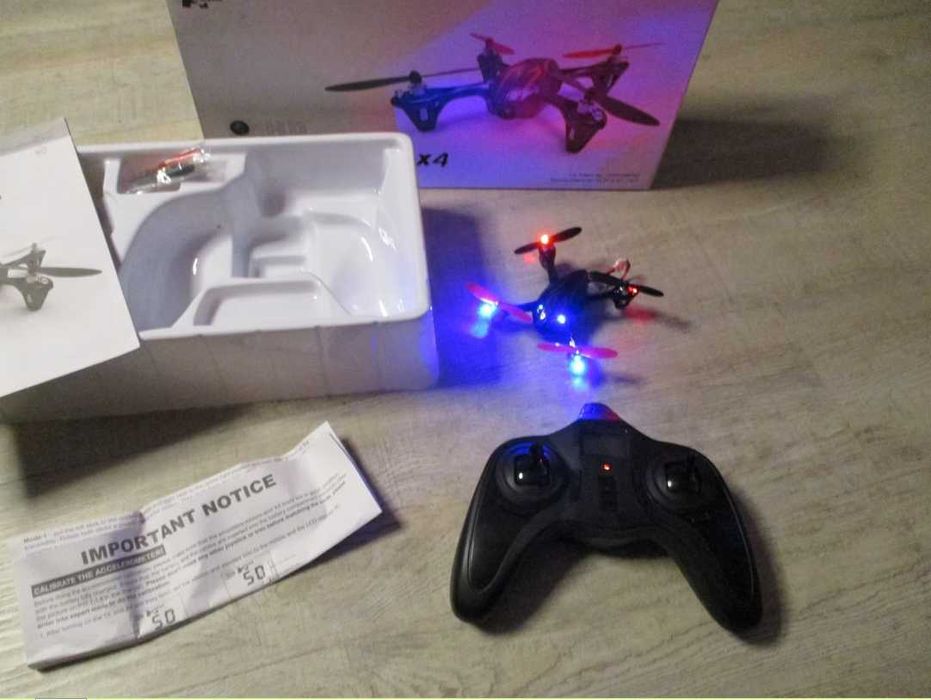 Dronă HUBSAN X4 H107C, 4 canale, deschisă pentru testare.