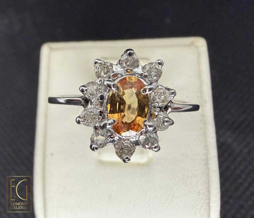 Inel din aur alb, decorat cu safir galben-portocaliu și diamante