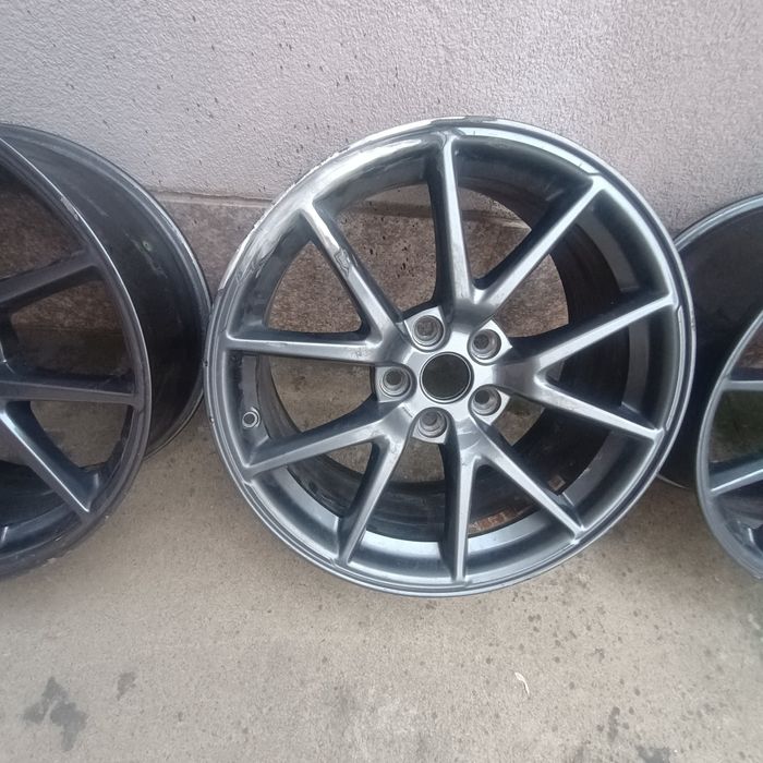 Тесла 3 джанти с датчиците .