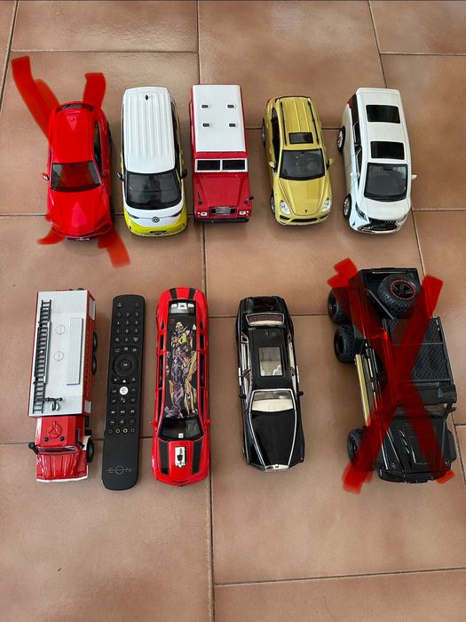 Играчки - метални коли и пластмасови DHL