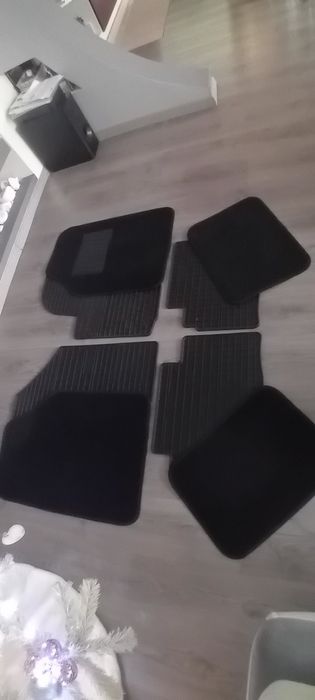 Гумени и мокетени стелки комплект !
