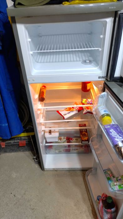 Продавам хладилник AEG