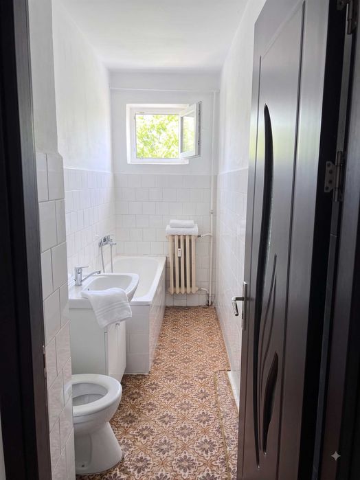 Vând apartament 2 camere, semidecomandat, situat în Constanța, zona KM 4-5.
