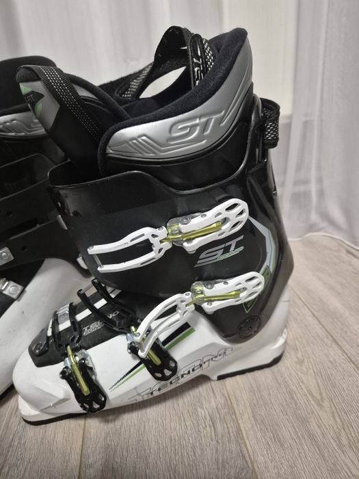 Echipament schi:casca,clapari,schiuri